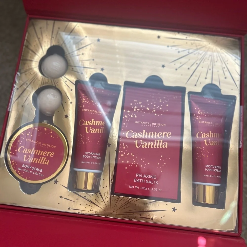 NEW Cashmere Vanilla Luxe Bath Gift Set Bath Bombs Lotion Scrub